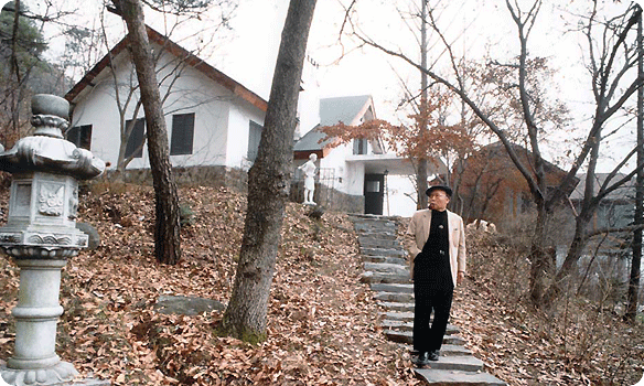 편운재로 오르는 계단에서 조병화 시인 Poet Cho Byeong-hwa on the Steps Leading to Pyunwoonjae