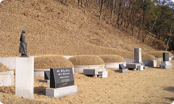 어머니와 아내 곁에 잠들은 조병화 시인(왼쪽) Poet Cho Byung-hwa sleeping beside his mother and wife (left)